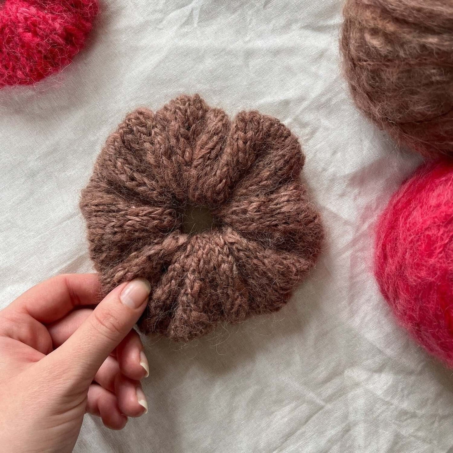 Fluffy Scrunchie - Gratis strikkeoppskrift | Pinnerihand