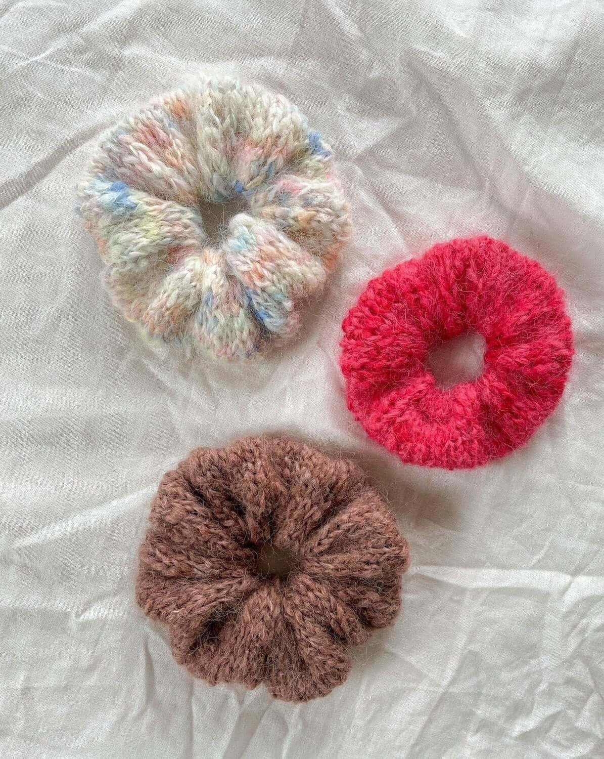 Fluffy Scrunchie - Gratis strikkeoppskrift | Pinnerihand