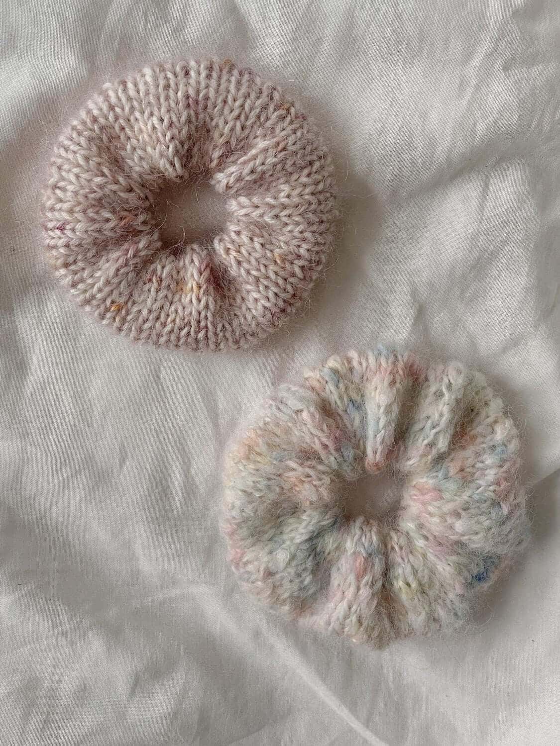 Dette er et digitalt produkt. Du vil motta PDF-fil når kjøpet er fullført. Informasjon Størrelser: Liten (Medium) Stor (Ekstra stor) Strikkefasthet: 28-8/10 pr 10 cm strikk Garn: garn etter strikkefasthet Veiledende pinne: 40 cm rundpinne, en lang rundpin