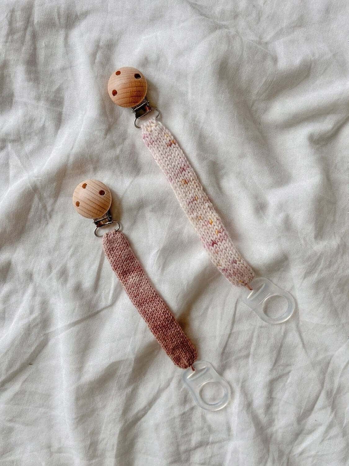 Dette er et digitalt produkt. Du vil motta PDF-fil når kjøpet er fullført. Informasjon Størrelser: One Size (ca. 2,5 cm bredde) Strikkefasthet: 30-25 (24-21) 20-18 (17-14) 13-10 pr 10 cm strikk Garn og mengde: garn etter strikkefasthet, ca. 3-7g Veiledend