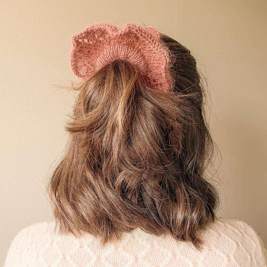 Odas Blondescrunchie // Oda's Lace Scrunchie (English & Norwegian) - Strikkeoppskrift/Pattern - Oliva Fibers & Design