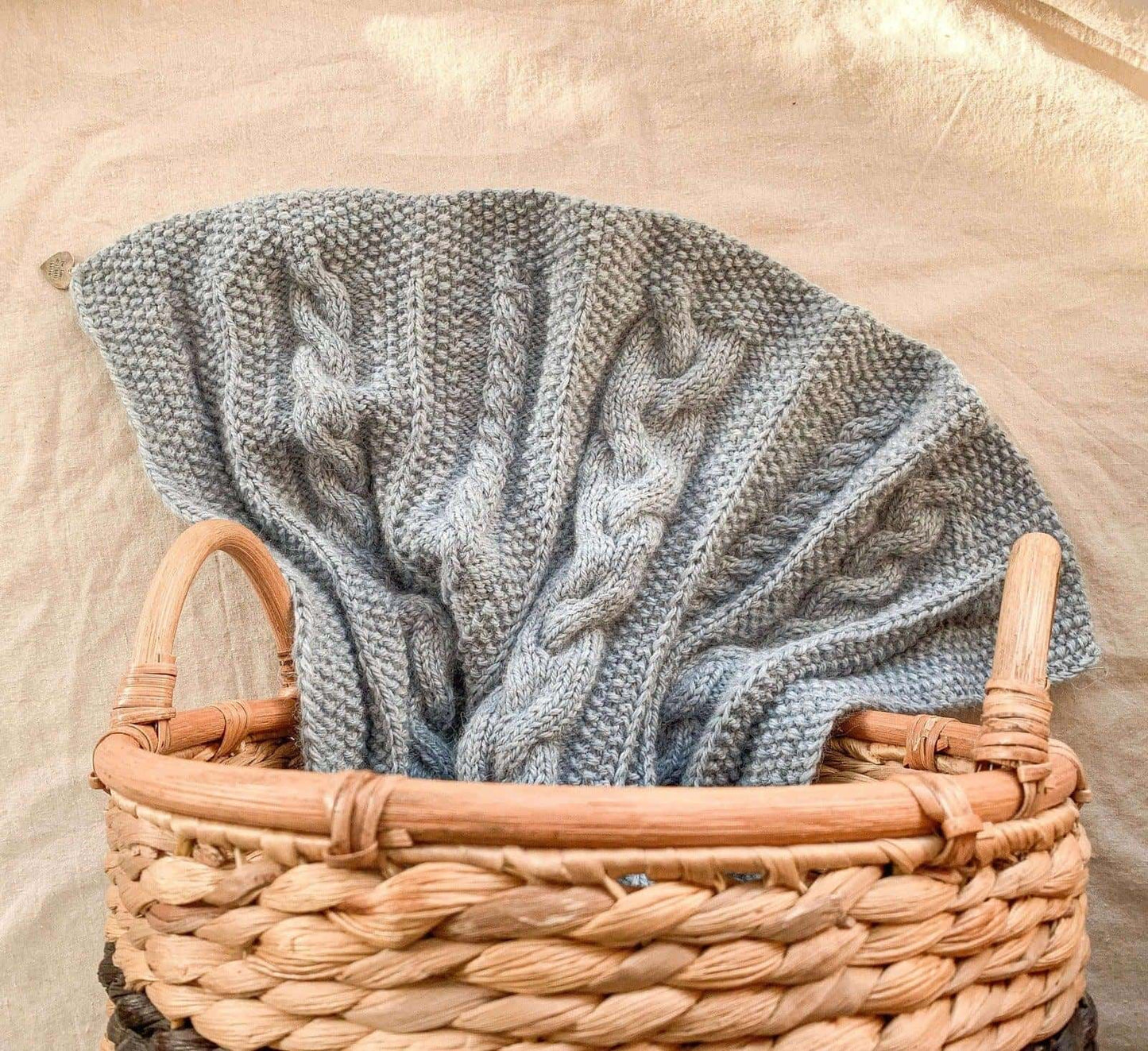 Pearls & Twirls Teppet - Strikkeoppskrift - Oliva Fibers & Design