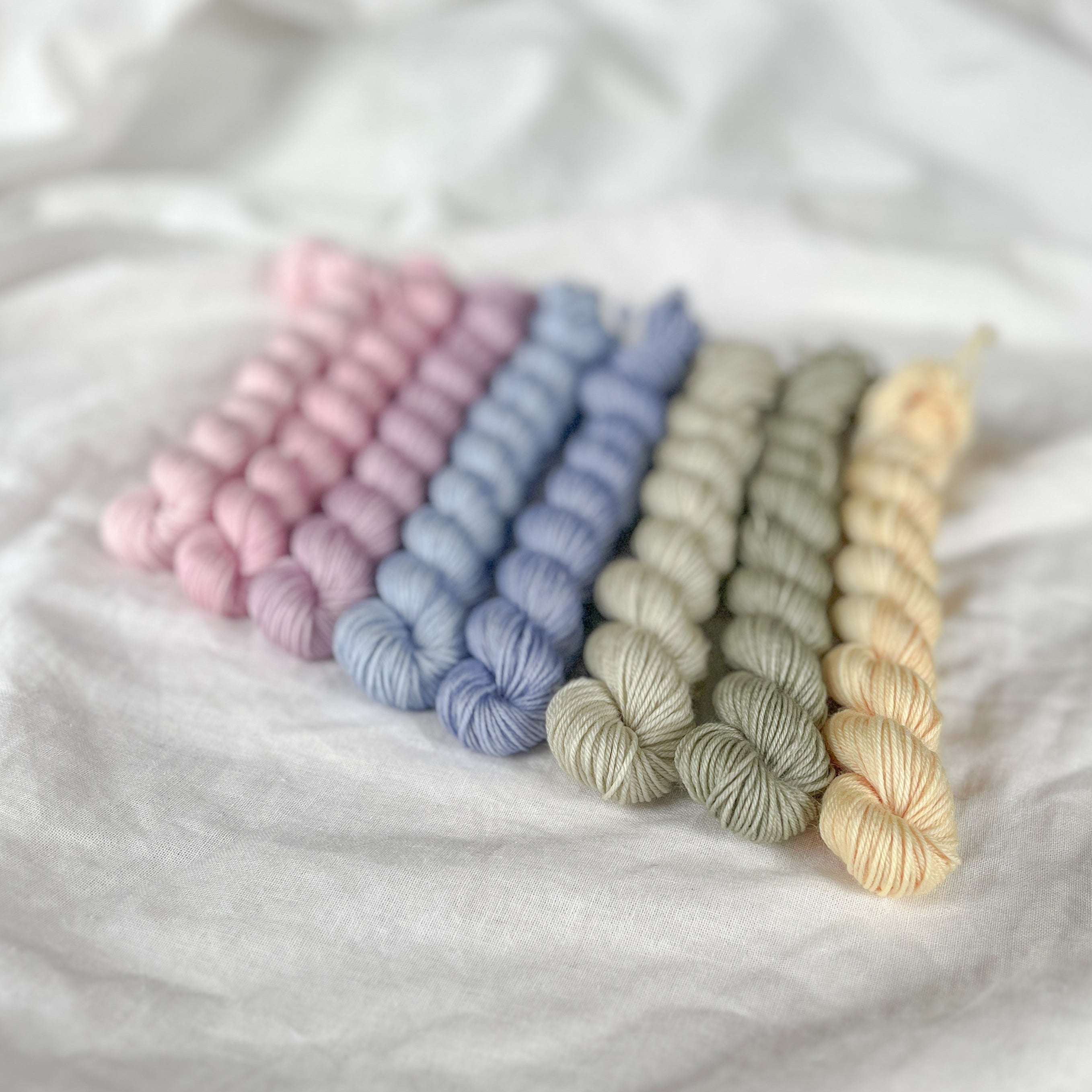 Petite Merino Minis (Summer Essentials Edition) - Håndfarget garn - Oliva Fibers & Design