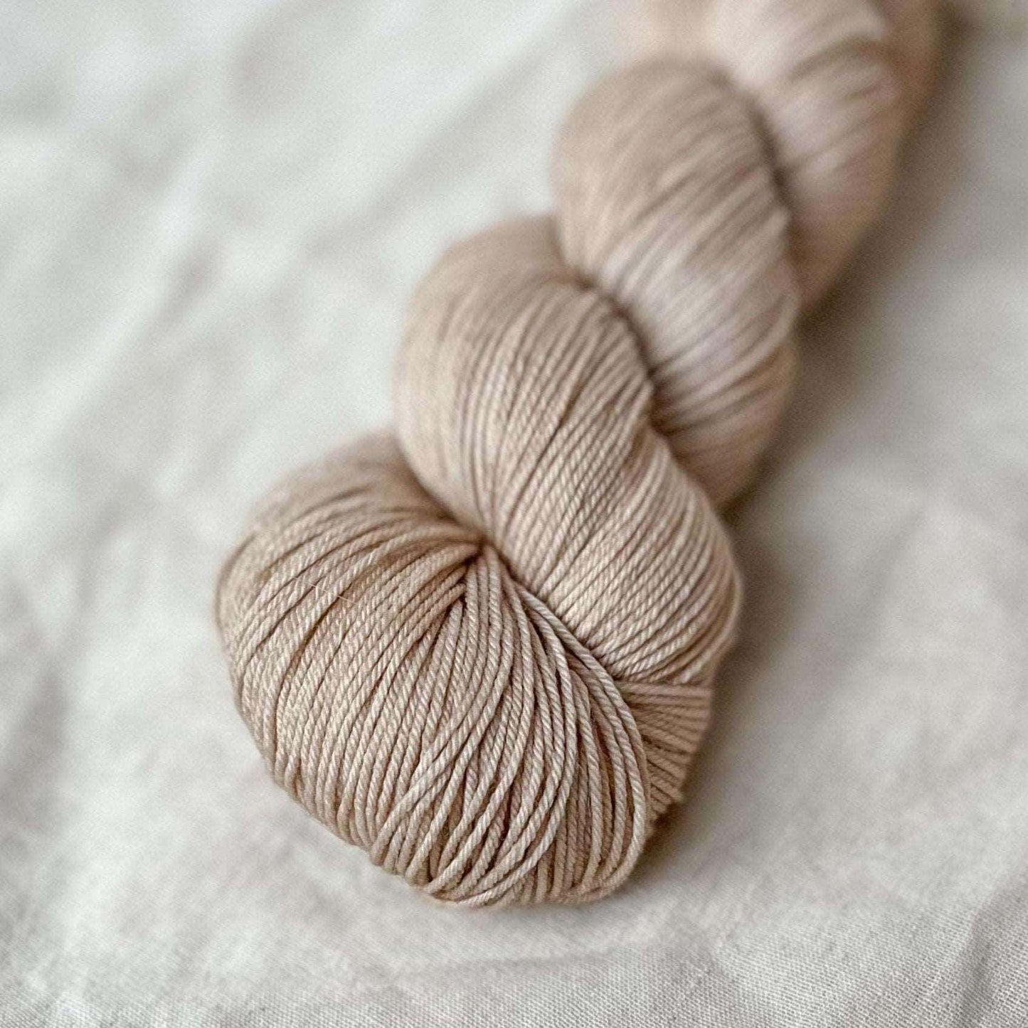 Sand Beige - Håndfarget garn | Oliva Fibers & Design