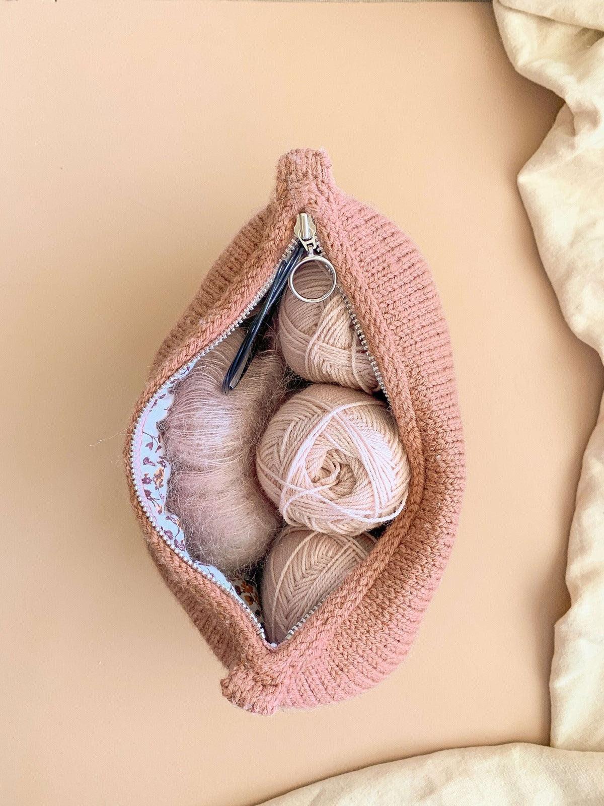 Sleek Purse (English & Norwegian) - Strikkeoppskrift/Pattern - Oliva Fibers & Design