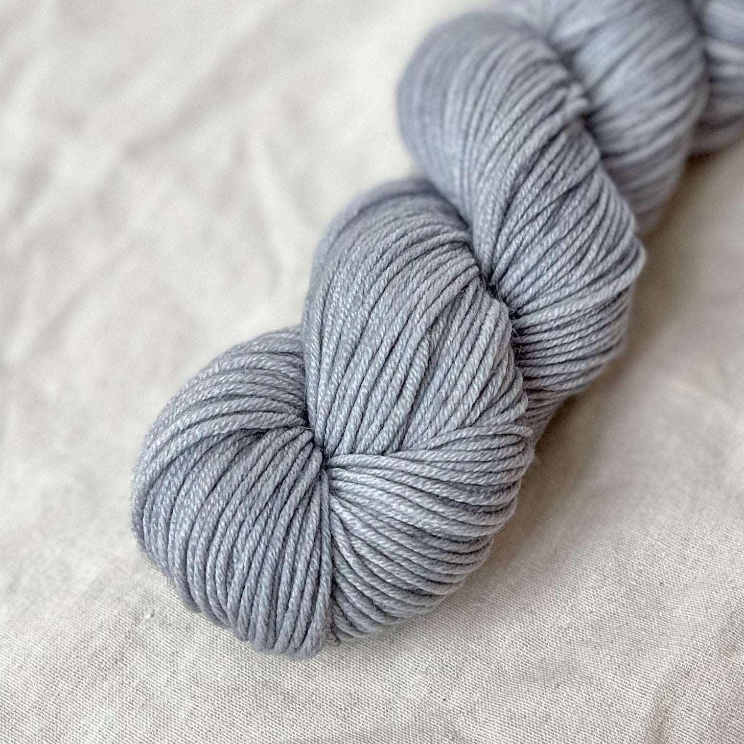 Dueblå - Håndfarget garn | Oliva Fibers & Design