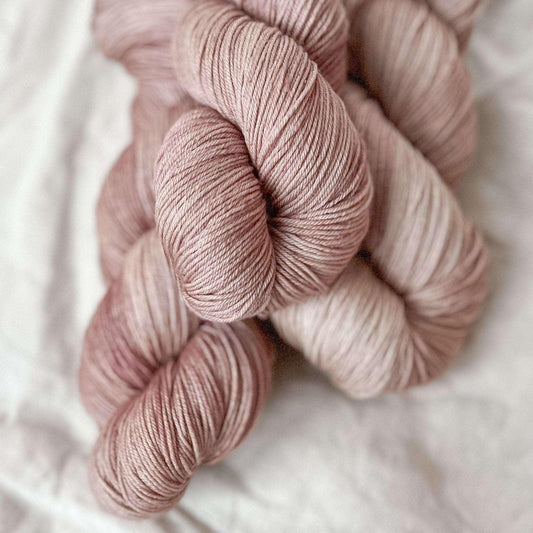 Dusty Rose - Håndfarget garn | Oliva Fibers & Design