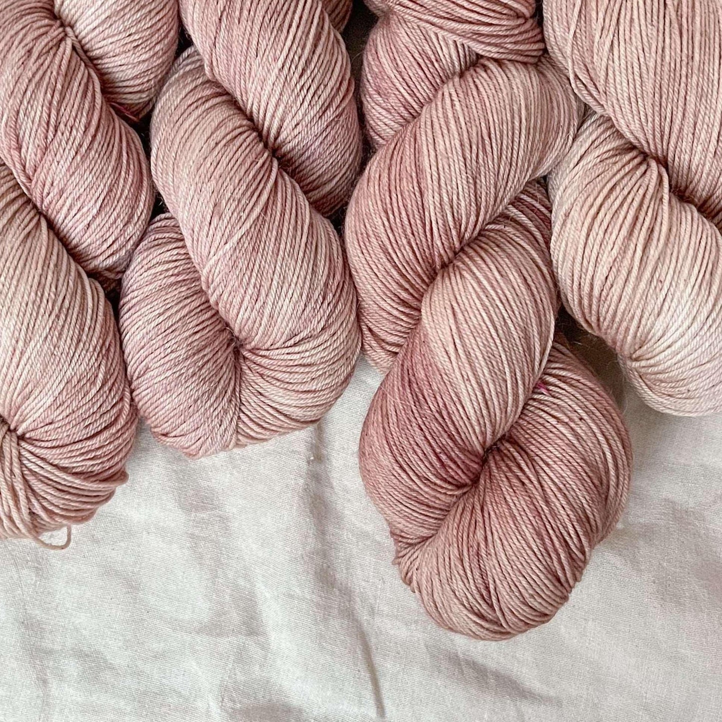 Dusty Rose - Håndfarget garn | Oliva Fibers & Design