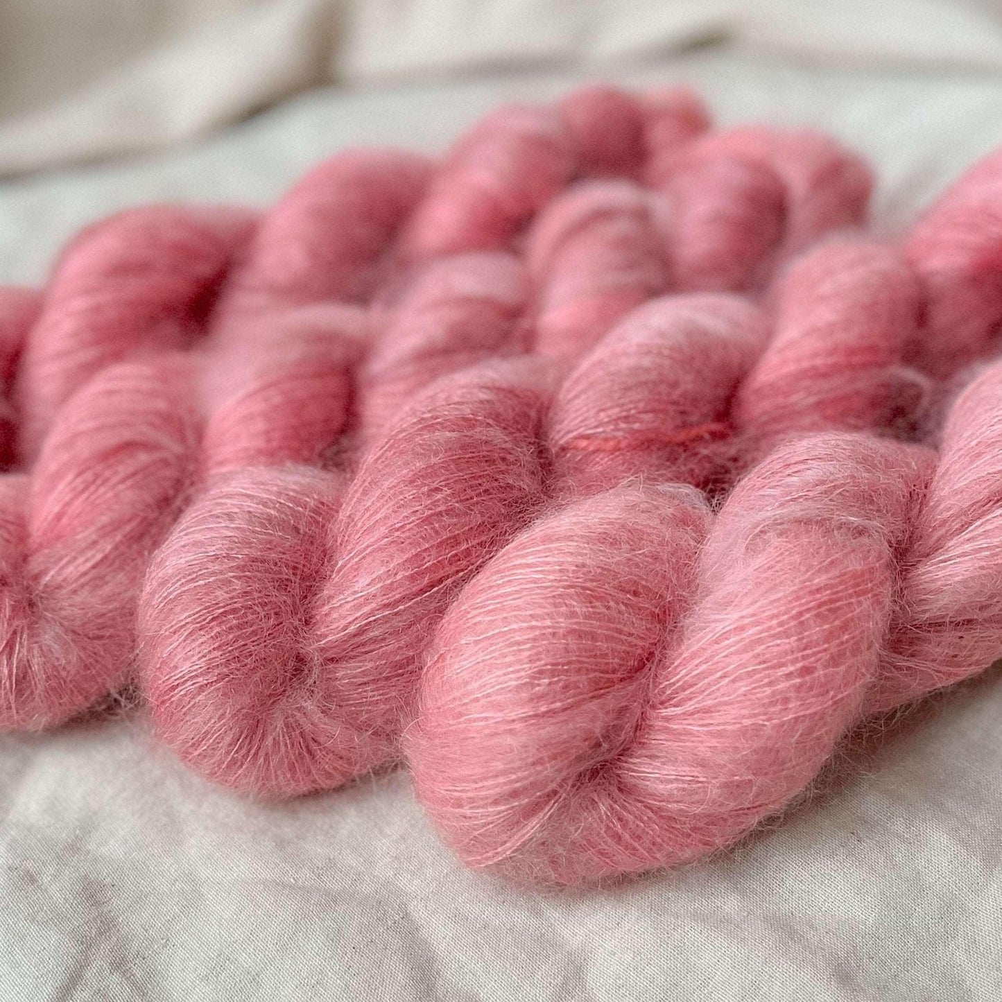 Hot Pink - Håndfarget garn | Oliva Fibers & Design