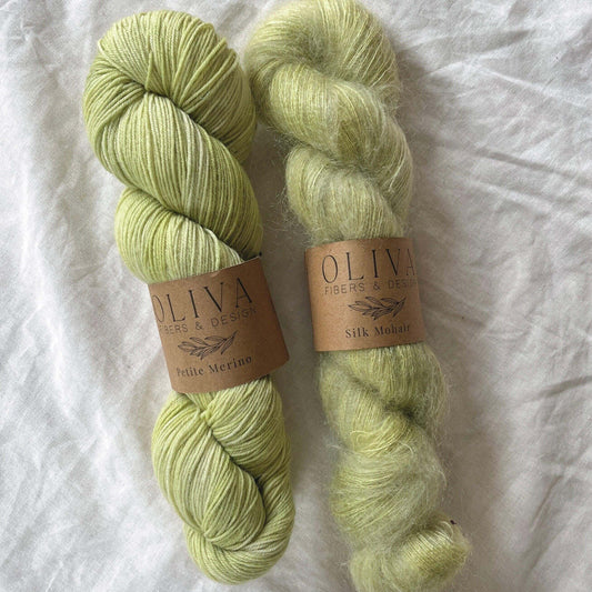 Potluck #24 (Grønt Eple). En frisk grønntone. 1 hespe Merino (100g/225m)1 hespe Silk Mohair (50g/420m) 1 hespe Petite Merino (100g) holder til en lue eller votter til voksen, eller barneplagg. Fungerer også til mønsterstrikk. Kan brukes til plant annet Od