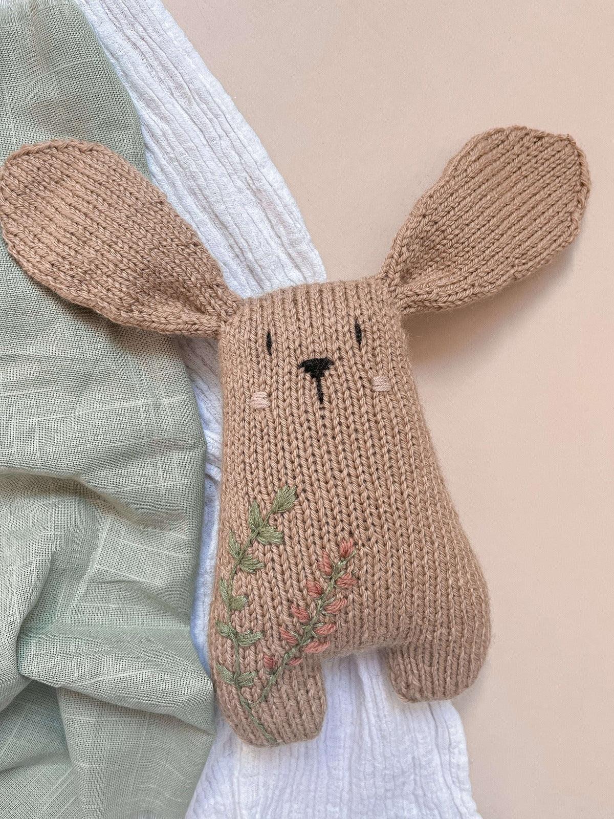 Kaninen Bunne // Bunne the Bunny (English & Norwegian) - Strikkeoppskrift/Pattern - Oliva Fibers & Design