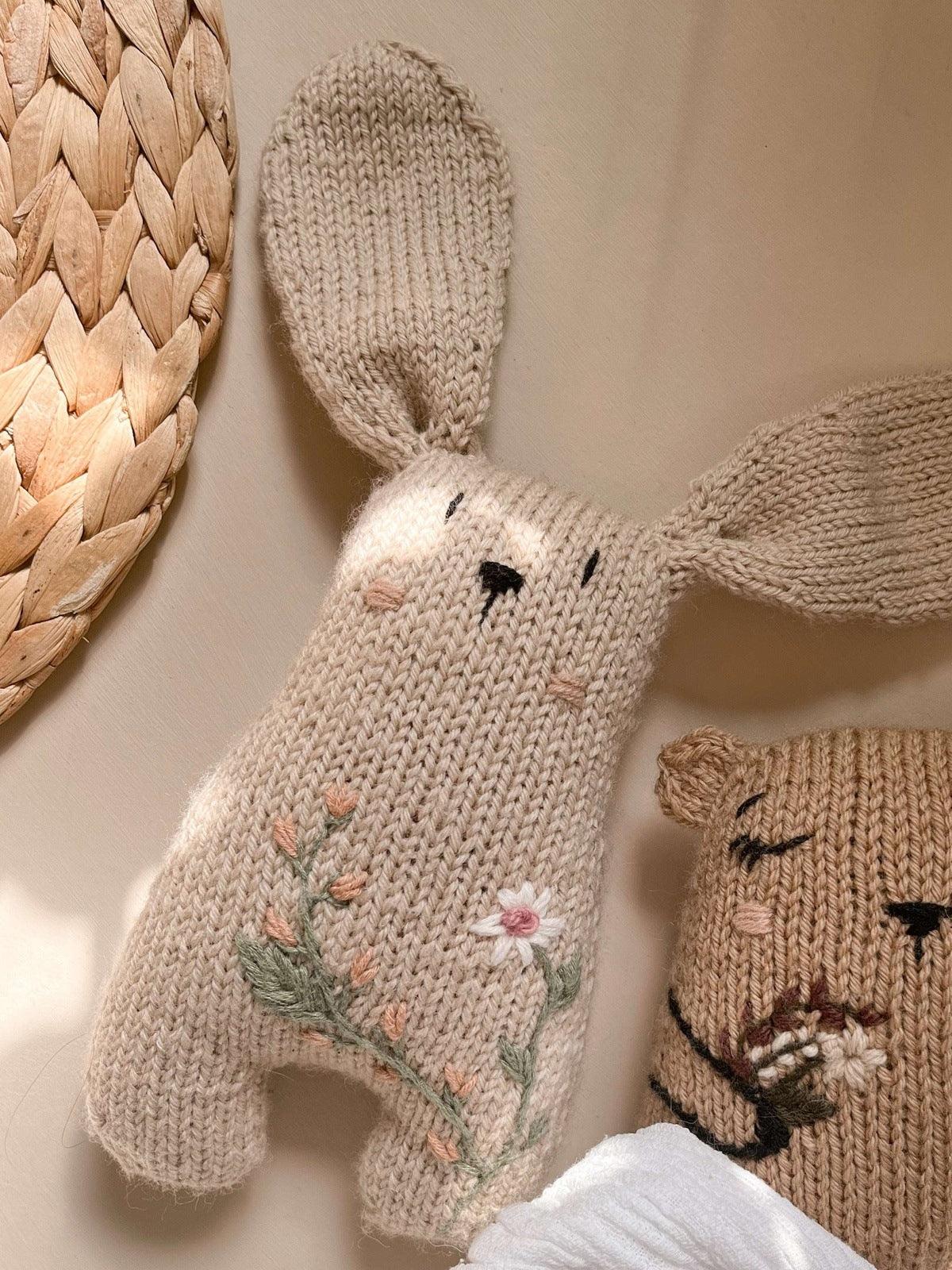 Kaninen Bunne // Bunne the Bunny (English & Norwegian) - Strikkeoppskrift/Pattern - Oliva Fibers & Design