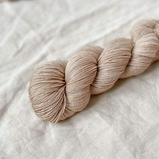 Sand Beige - Håndfarget garn | Oliva Fibers & Design