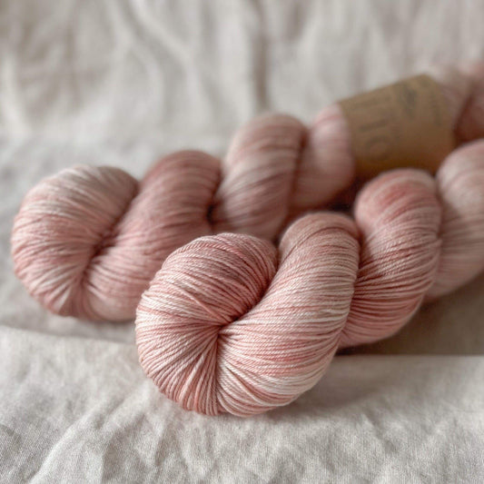 Strawberry Milkshake (Limited Edition) - Håndfarget garn | Oliva Fibers & Design