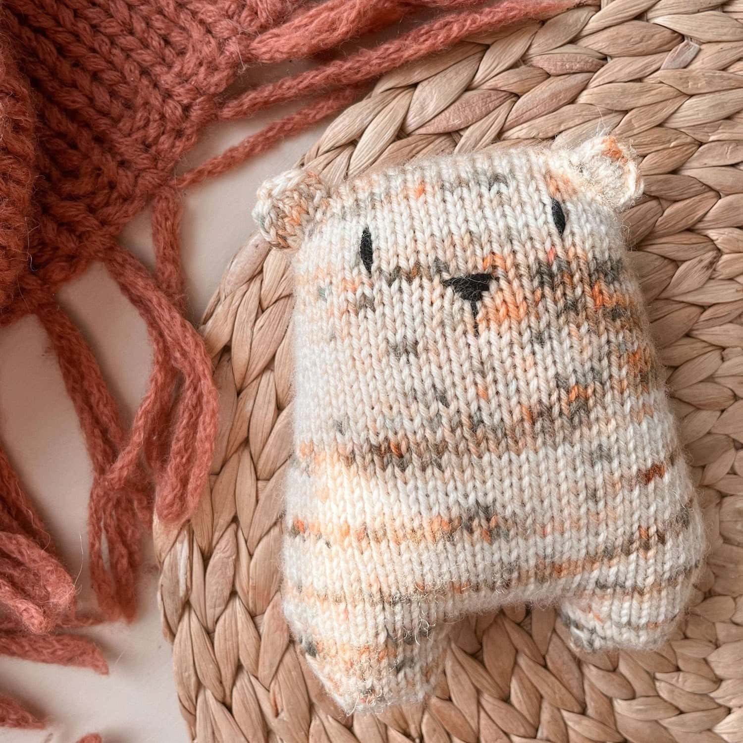 Bjørnen Basse // Basse the Bear (English & Norwegian) - Strikkeoppskrift/Pattern - Oliva Fibers & Design