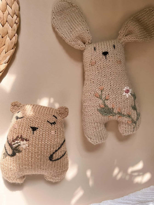 Kaninen Bunne og Bjørnen Basse - Strikkepakke | Oliva Fibers & Design