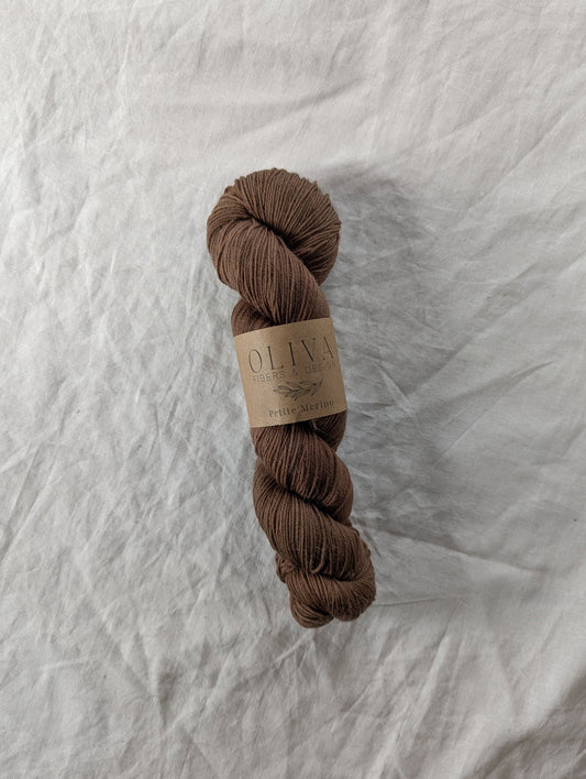 Moody Brown (Limited Edition) - Håndfarget garn - Oliva Fibers & Design